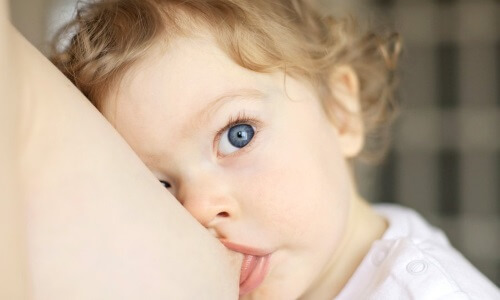 Кормление ребенка грудным молоком