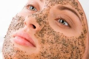 Распаривание и скрабирование кожи лица